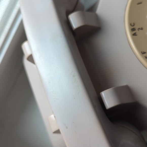 Vintage rotary phone in warm beige - Picture 3 of 4